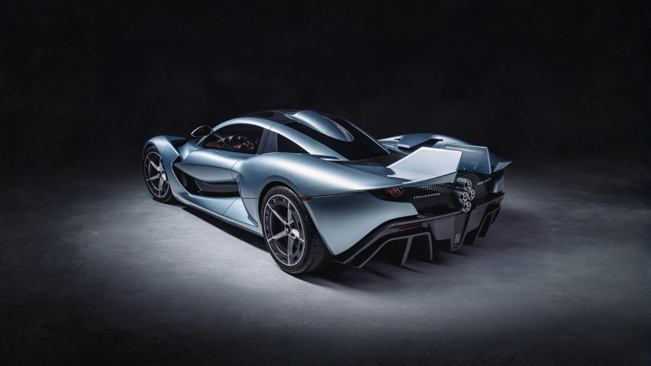 Le supercar analogiche reclamano il proprio posto